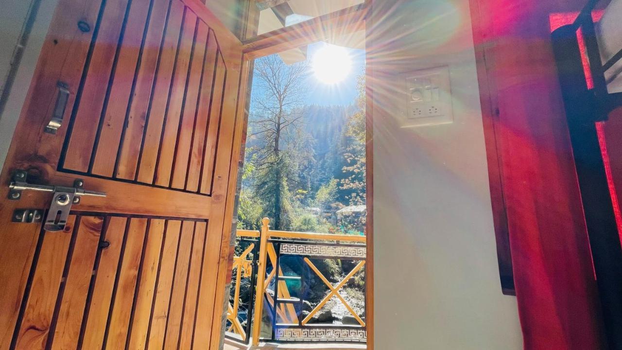 Madpackers Jibhi - Of Streamsides & Waterfalls エクステリア 写真